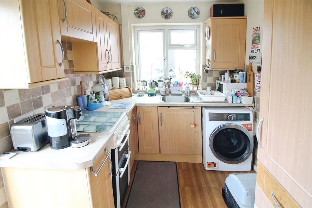 Property photo 3 of 7 Kitchen