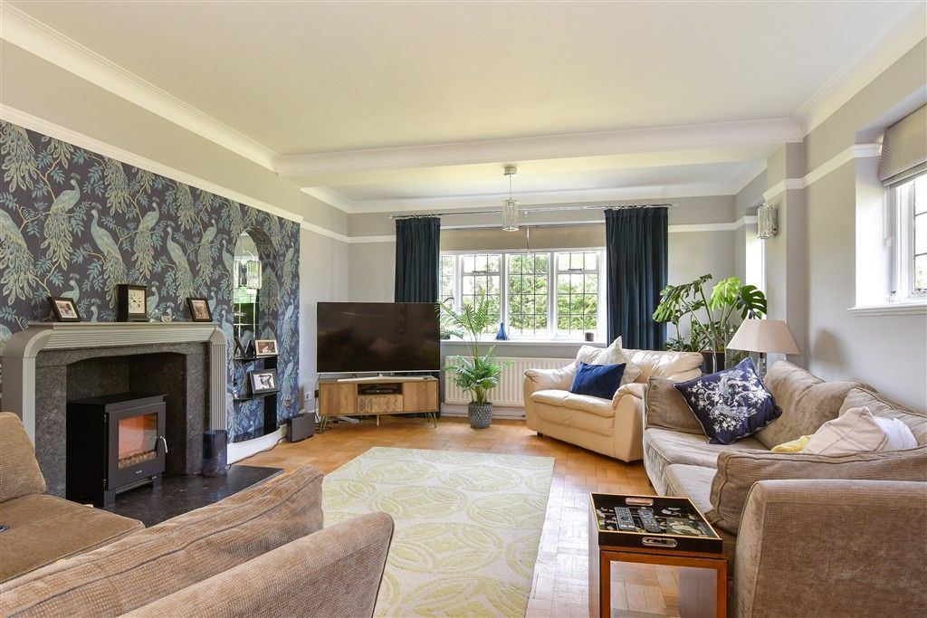Property photo 3 of 17 Lounge