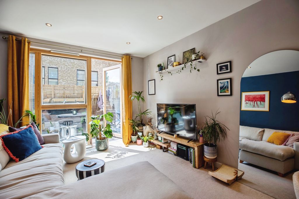 Property photo 3 of 17 Living Room