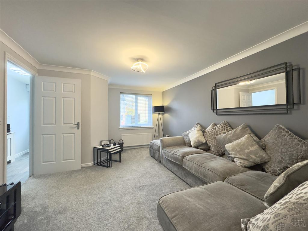 Property photo 3 of 24 Lounge