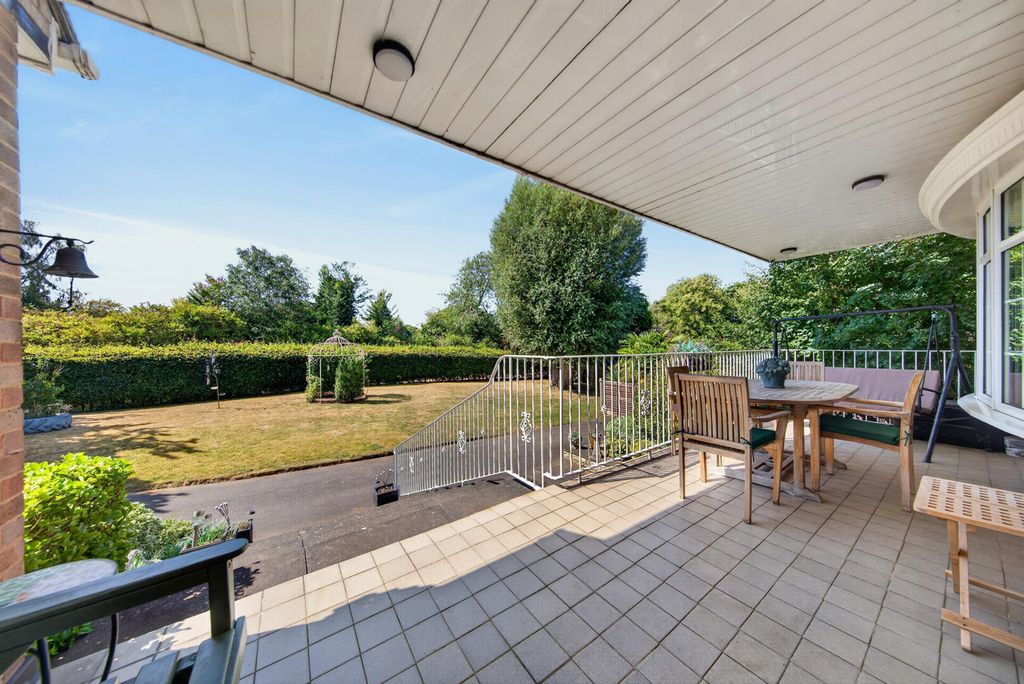 Property photo 2 of 30 Terrace / Patio