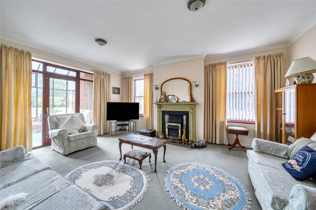 Property photo 2 of 31 Sitting Room