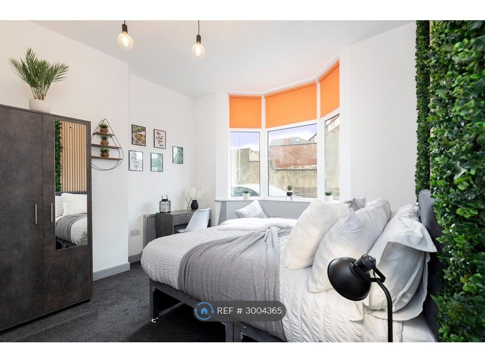 Property photo 1 of 27 Room 1 With En-Suite (Privacy Film Now On Windows)
