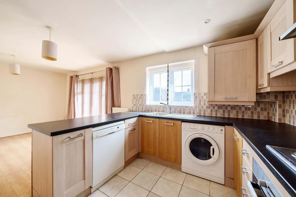 Property photo 3 of 10 Kitchen
