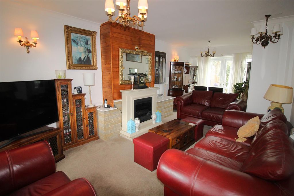 Property photo 3 of 16 Lounge