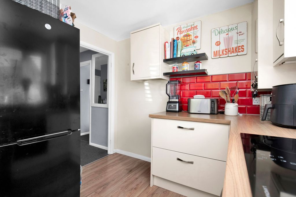 Property photo 3 of 17 Kitchen