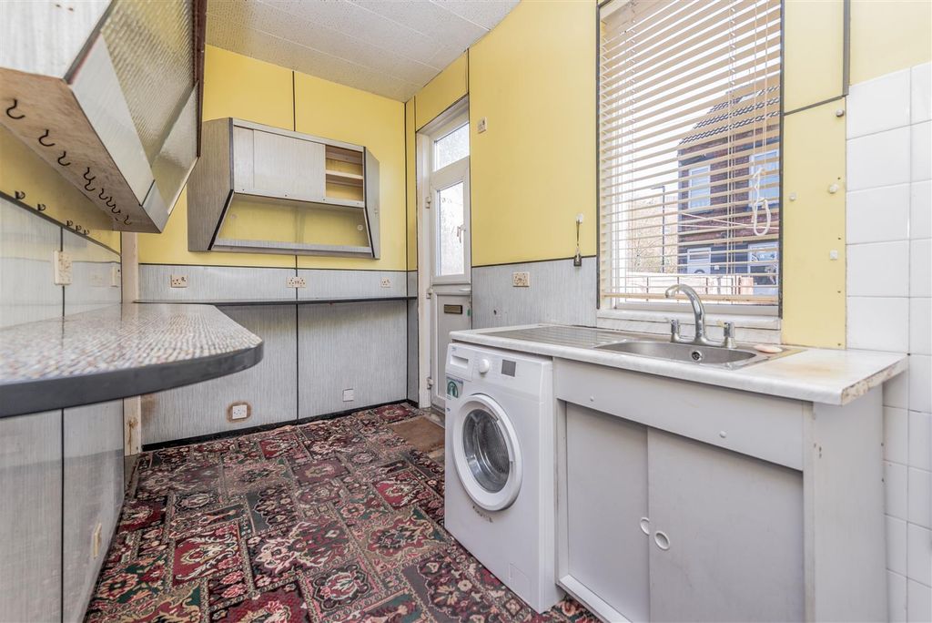 Property photo 3 of 15 Fitted Kitchen: