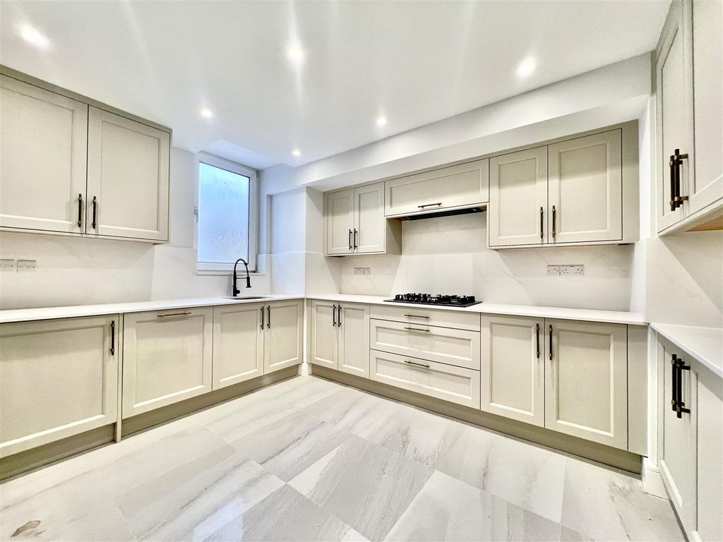 Property photo 1 of 11 Kitchen