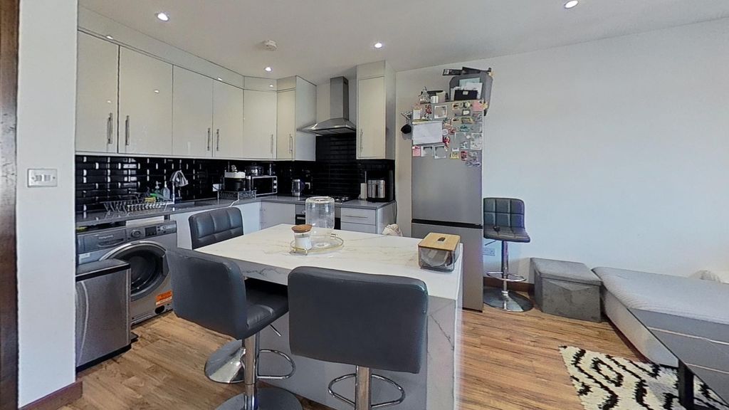 Property photo 2 of 31 Midhurst-Gardens-Kitchen