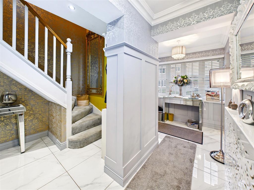 Property photo 2 of 22 Entrance Hallway