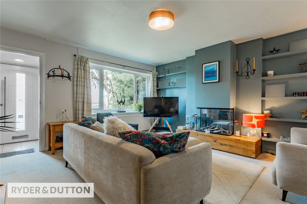 Property photo 3 of 28 Lounge