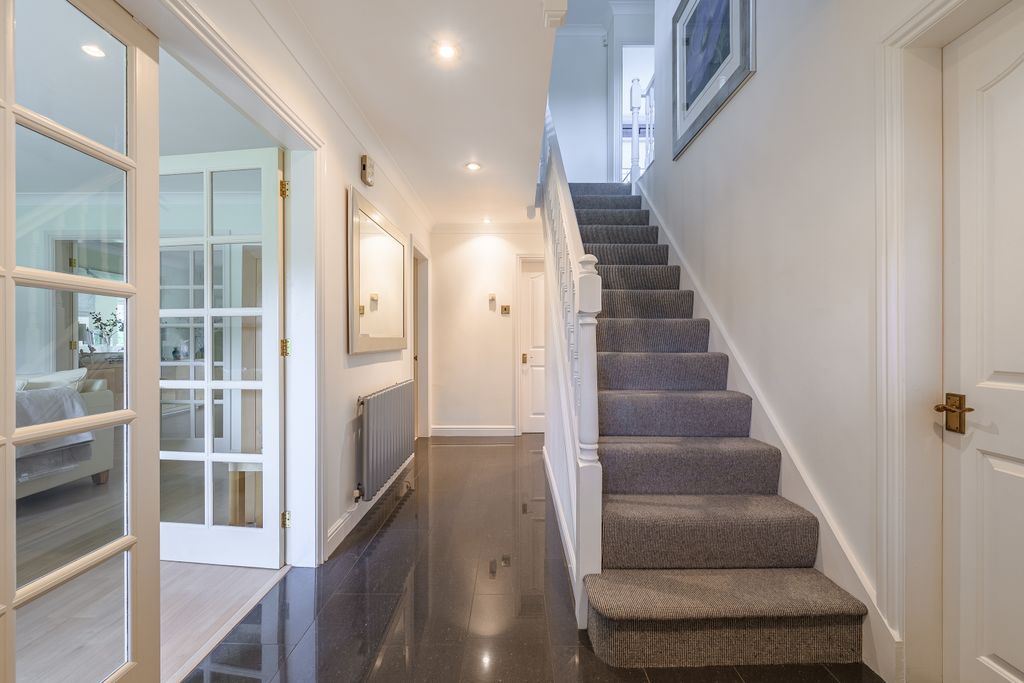 Property photo 3 of 34 Entrance Hall 2