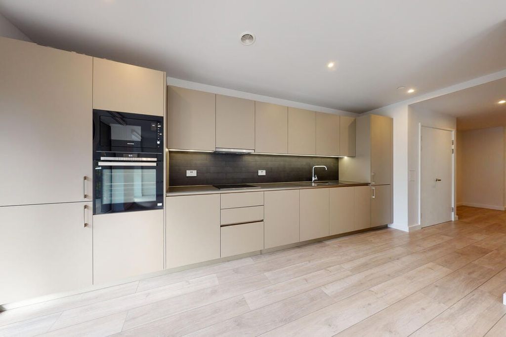 Property photo 2 of 32