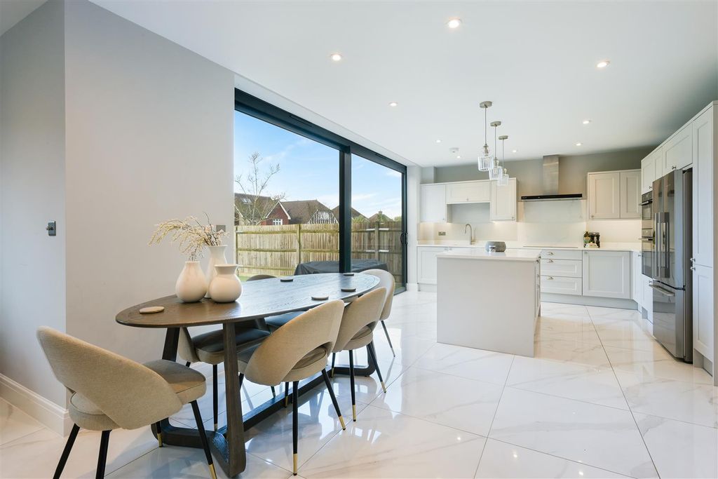 Property photo 2 of 29 Elder Close