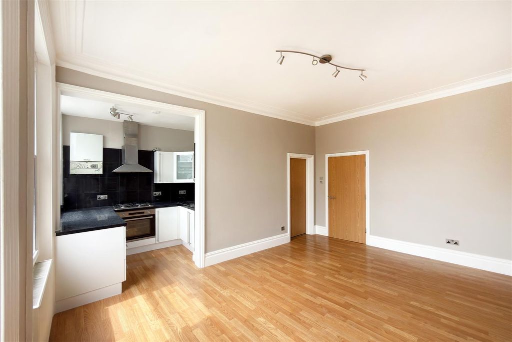 Property photo 2 of 8 Barons Court Road 30 Flat 2 Ph5.Jpg