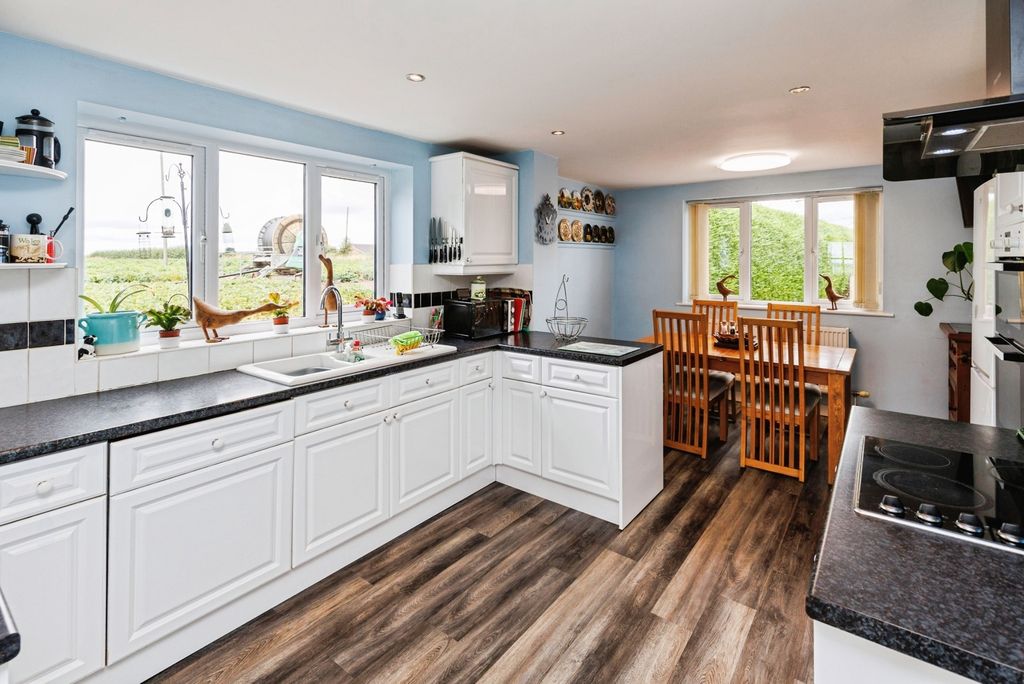 Property photo 3 of 21 Dining Kitchen