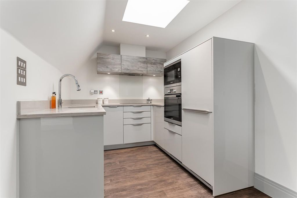 Property photo 2 of 17 Flat-Derby-House-Banstead-108.Jpg