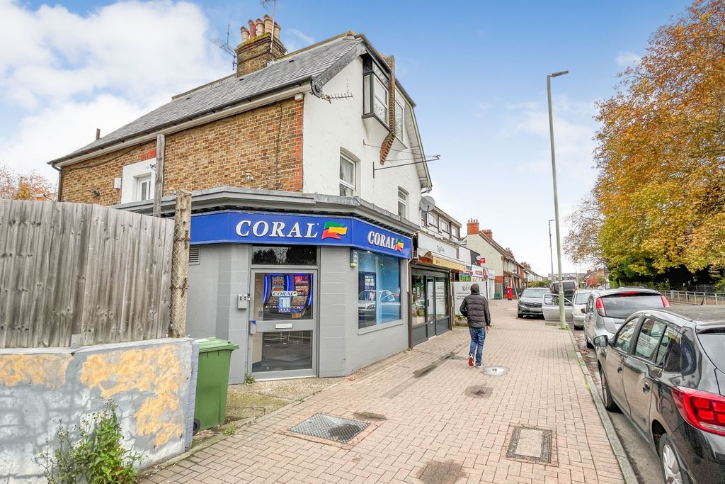 Property photo 3 of 3 203 Kingston Road, Leatherhead, Surrey Kt22 7Bp