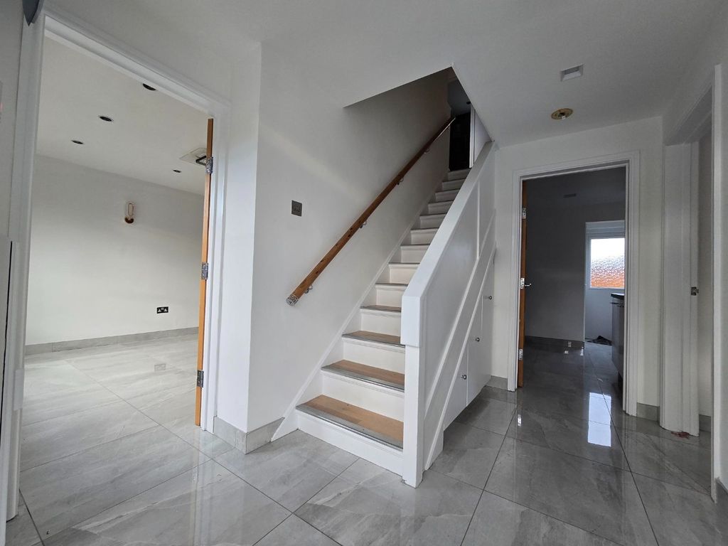 Property photo 2 of 18 4839212