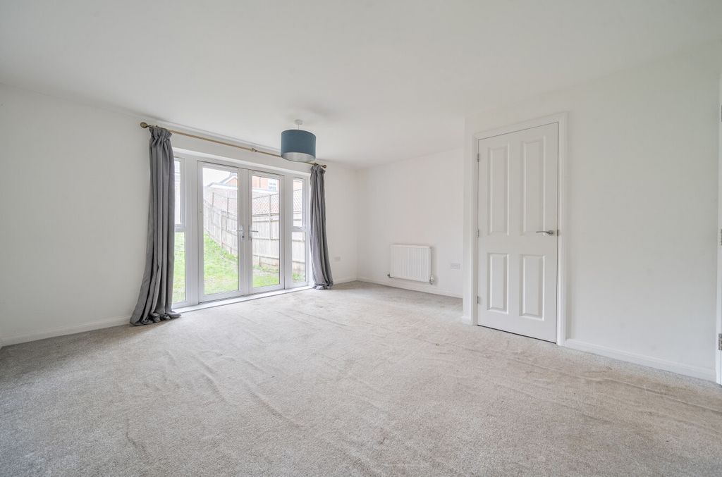 Property photo 2 of 12 1363850-9-6908993...