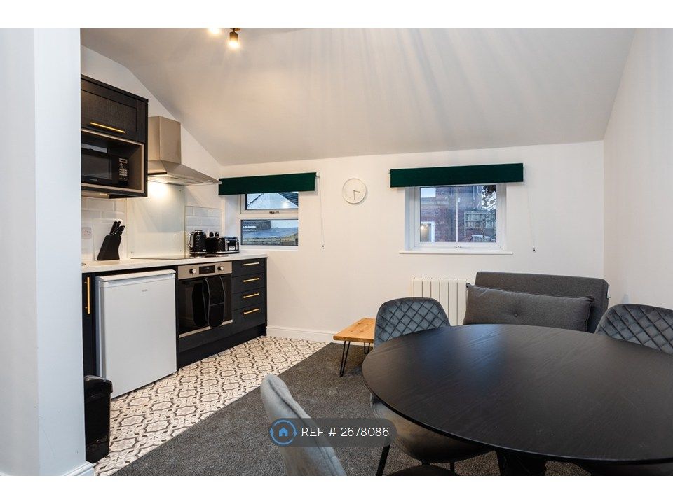 Property photo 2 of 5 Flat 4