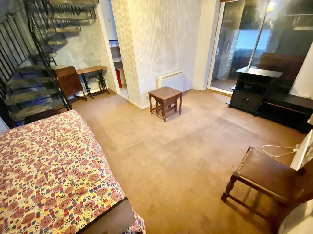 Property photo 2 of 9 Lounge