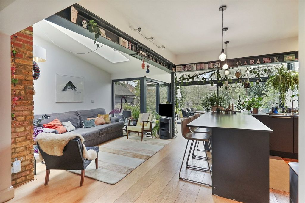 Property photo 2 of 17 Picture No. 11