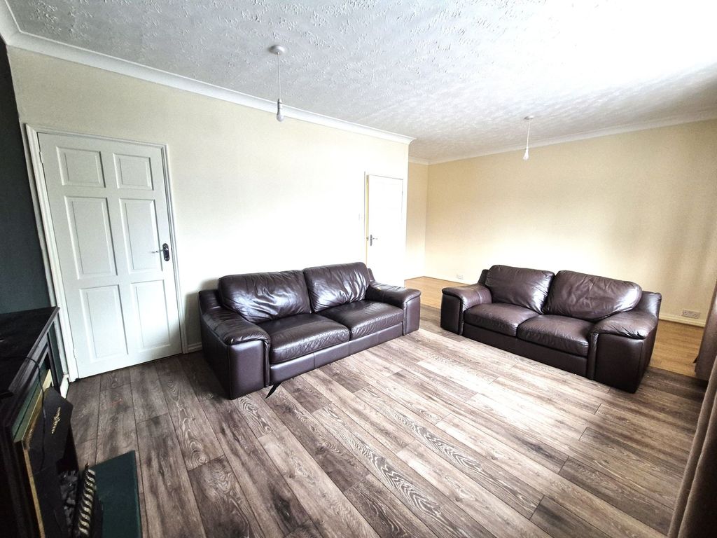 Property photo 3 of 8 Lounge