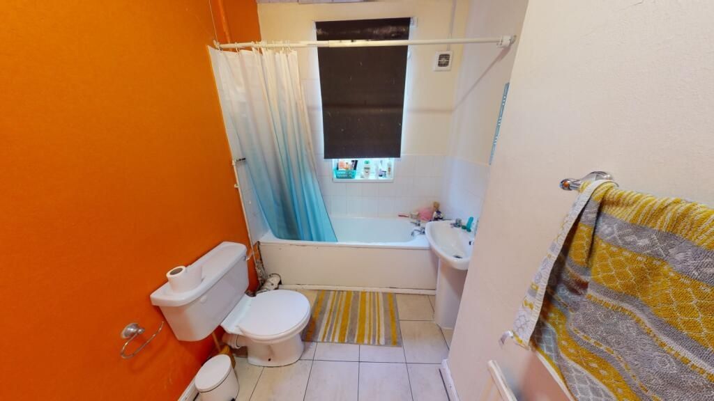 Property photo 2 of 7 A Bright And Inviting Bathroom Suite Featuring A c...