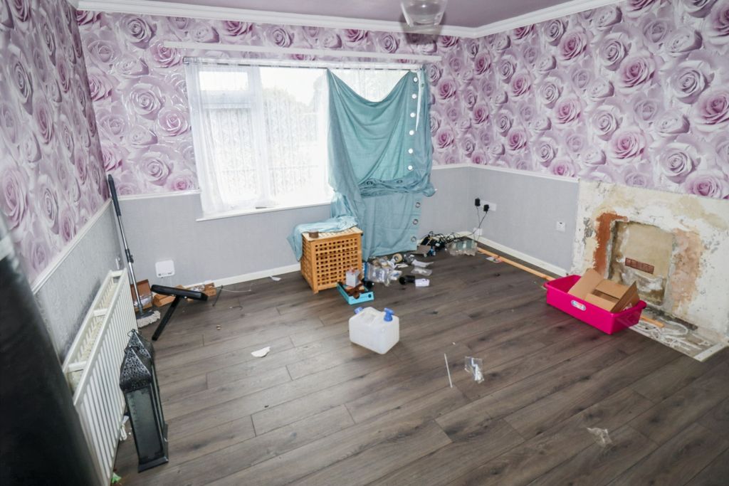 Property photo 2 of 15 68 New Park Road, Queensbury, Bradford, Bd13 1Pp