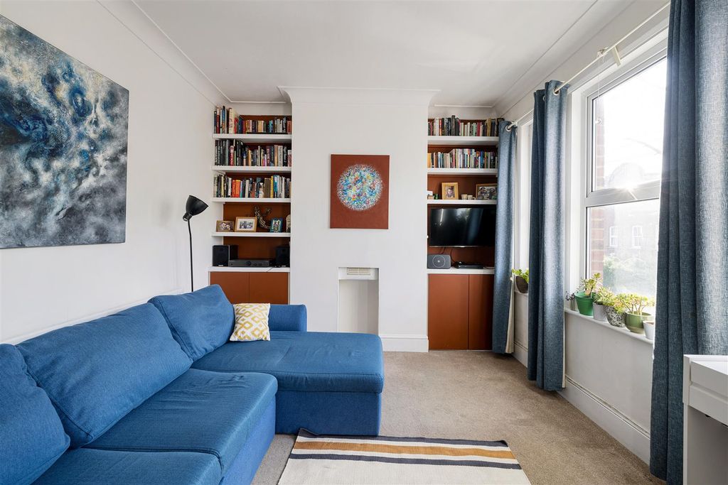 Property photo 2 of 25 Brettenham Road, E17