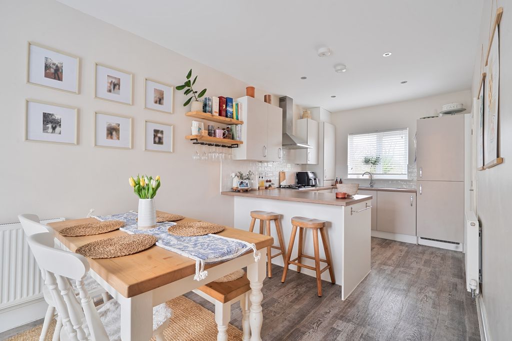 Property photo 2 of 16 1429962-16-69B2Eb012033c-Arw-1