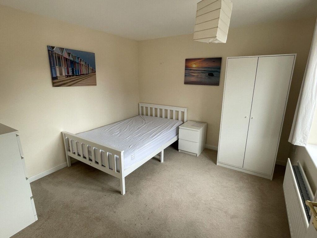 Property photo 3 of 7 Bedroom 6 HMO Aylesbury.Jpeg