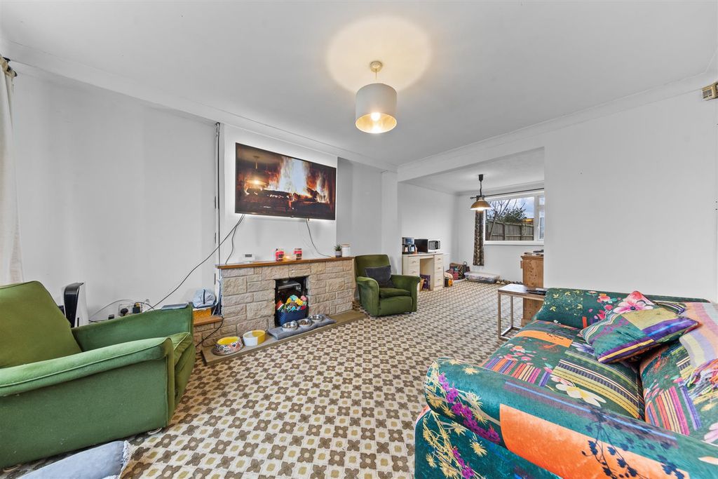 Property photo 2 of 20 137Kinrosscresweb18.Jpg