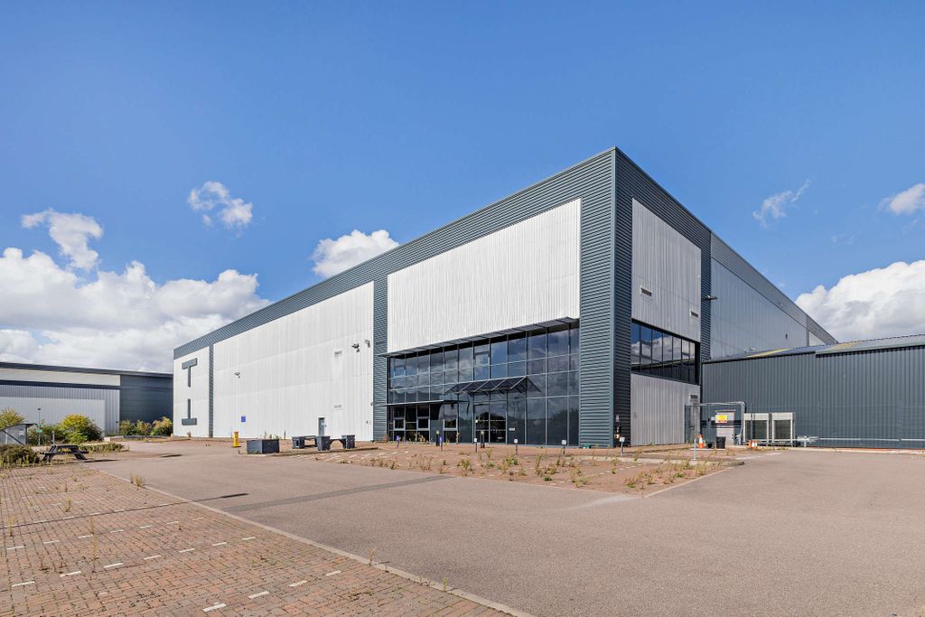 Property photo 3 of 10 8660492-Exterior05-800