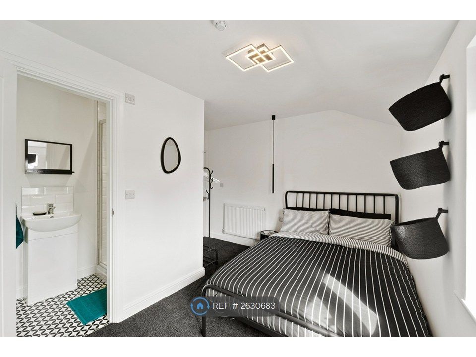 Property photo 3 of 12 Room 6