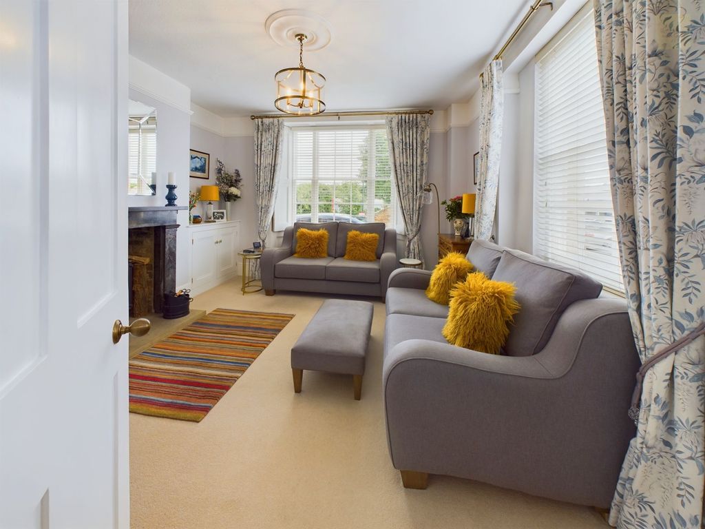 Property photo 1 of 17 Living Room