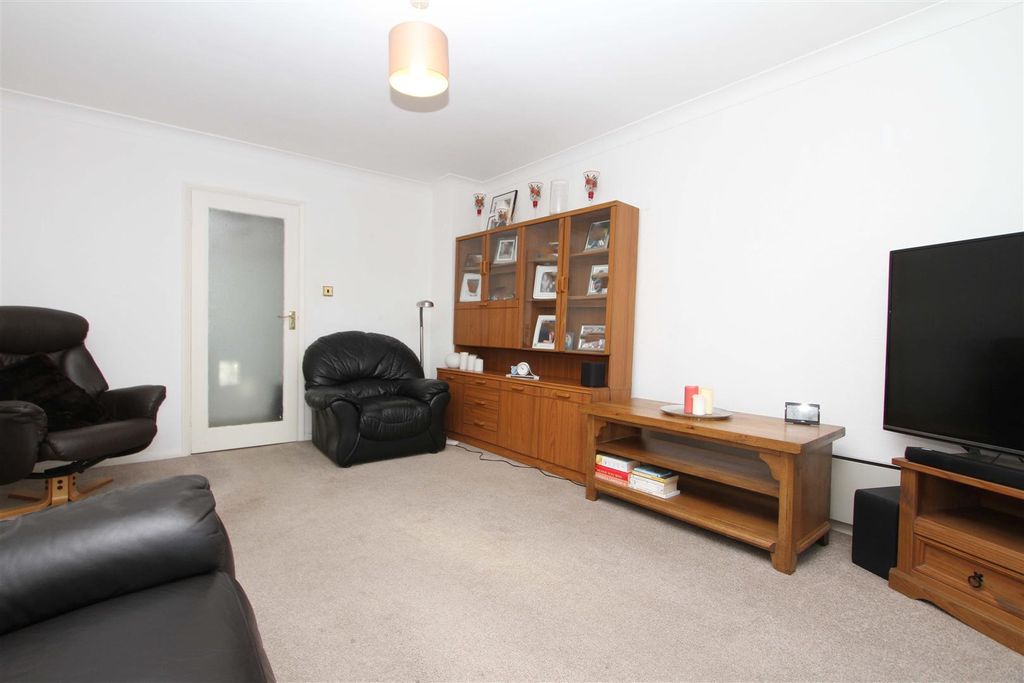 Property photo 3 of 7 Living Room
