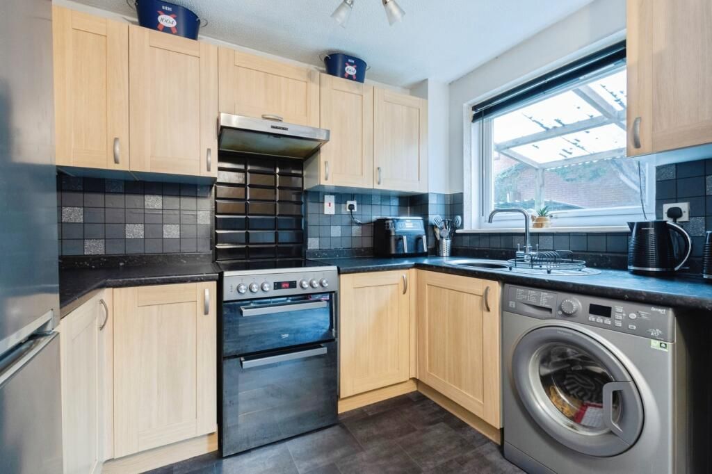 Property photo 3 of 10 Kitchen