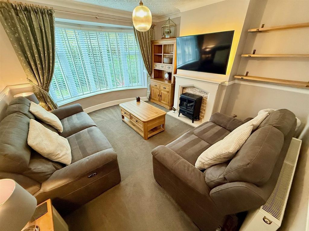 Property photo 2 of 16 Lounge