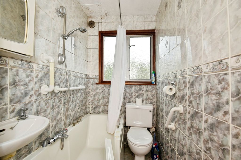 Property photo 2 of 14 Bathroom