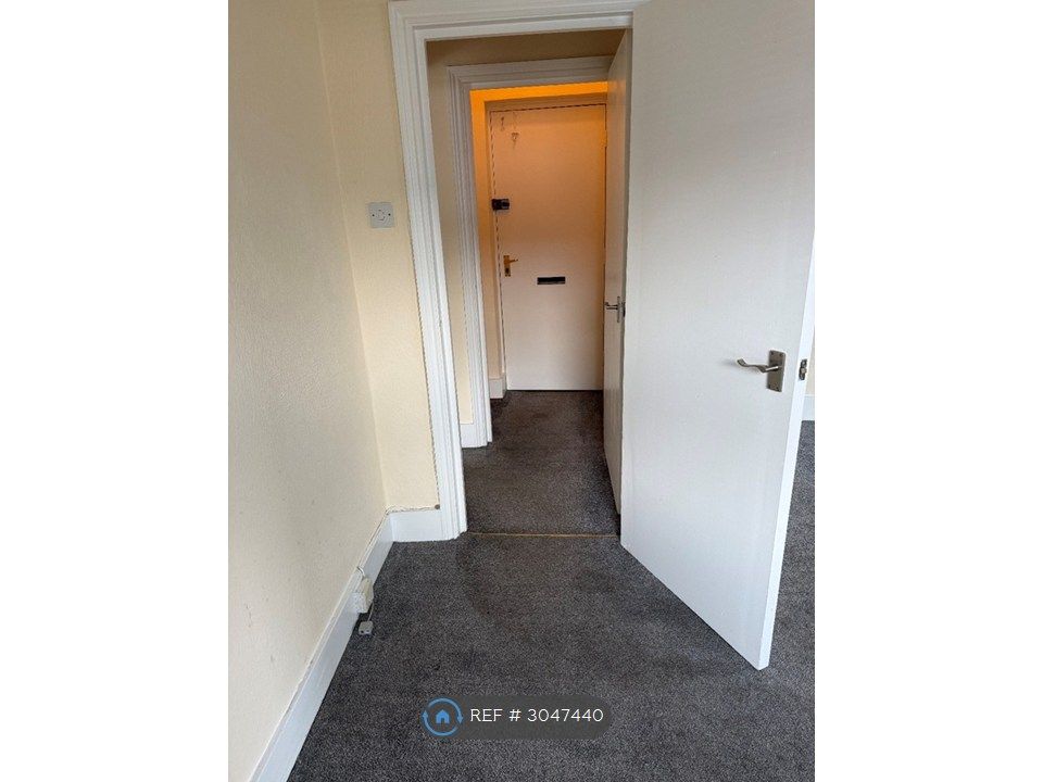 Property photo 3 of 10 Entrance Hallway