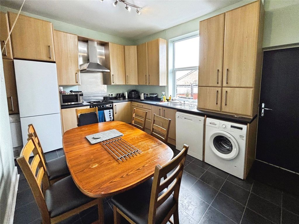 Property photo 3 of 14 Kitchen