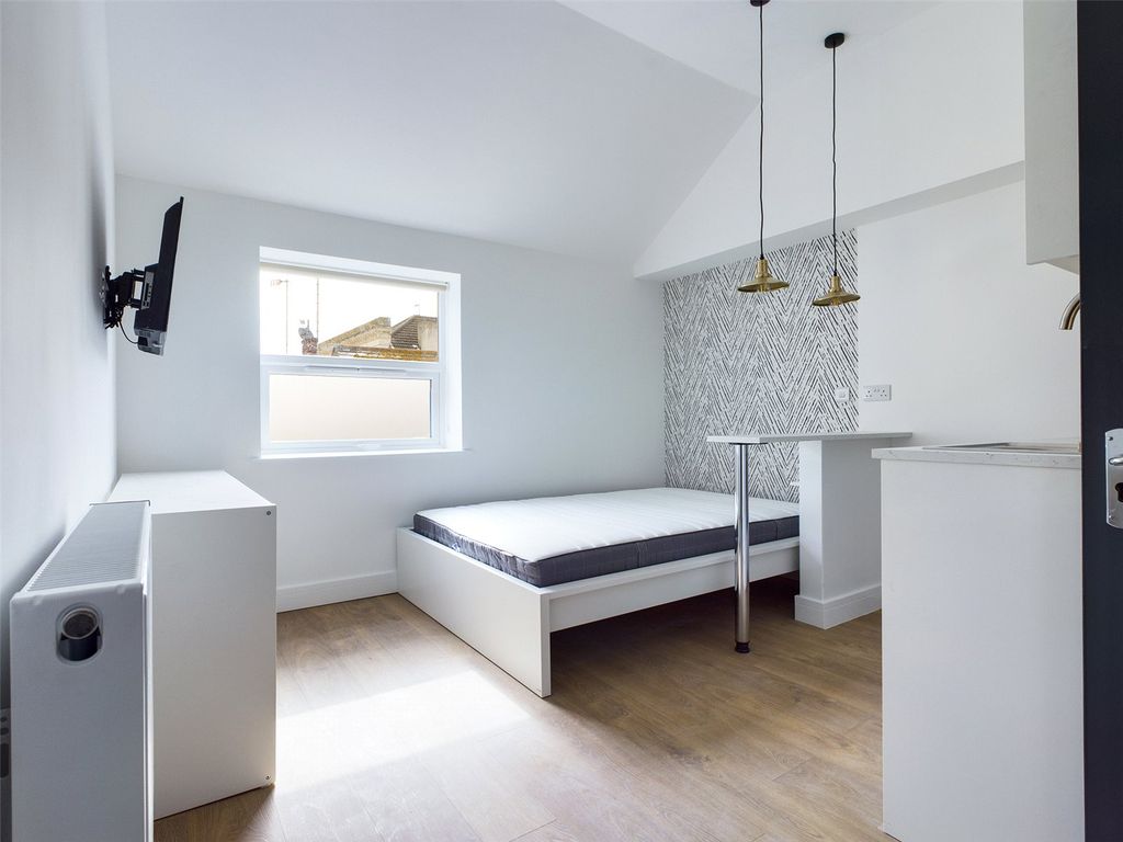 Property photo 1 of 6 Studio