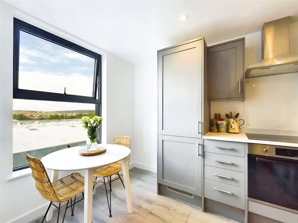 Property photo 2 of 9 Modern Kitchen