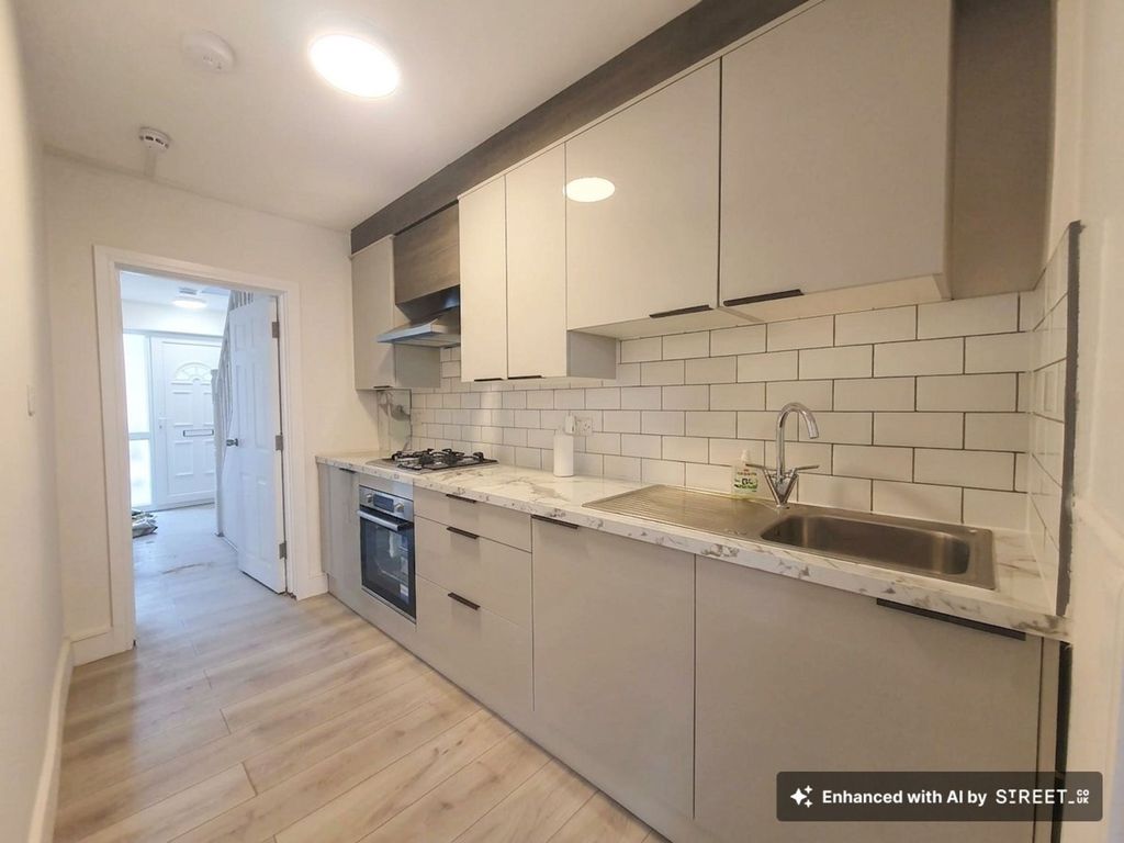 Property photo 1 of 8 Shared Kitchen