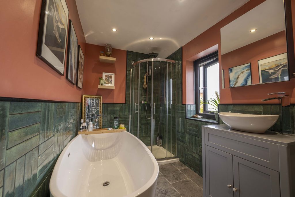 Property photo 3 of 19 Bathroom