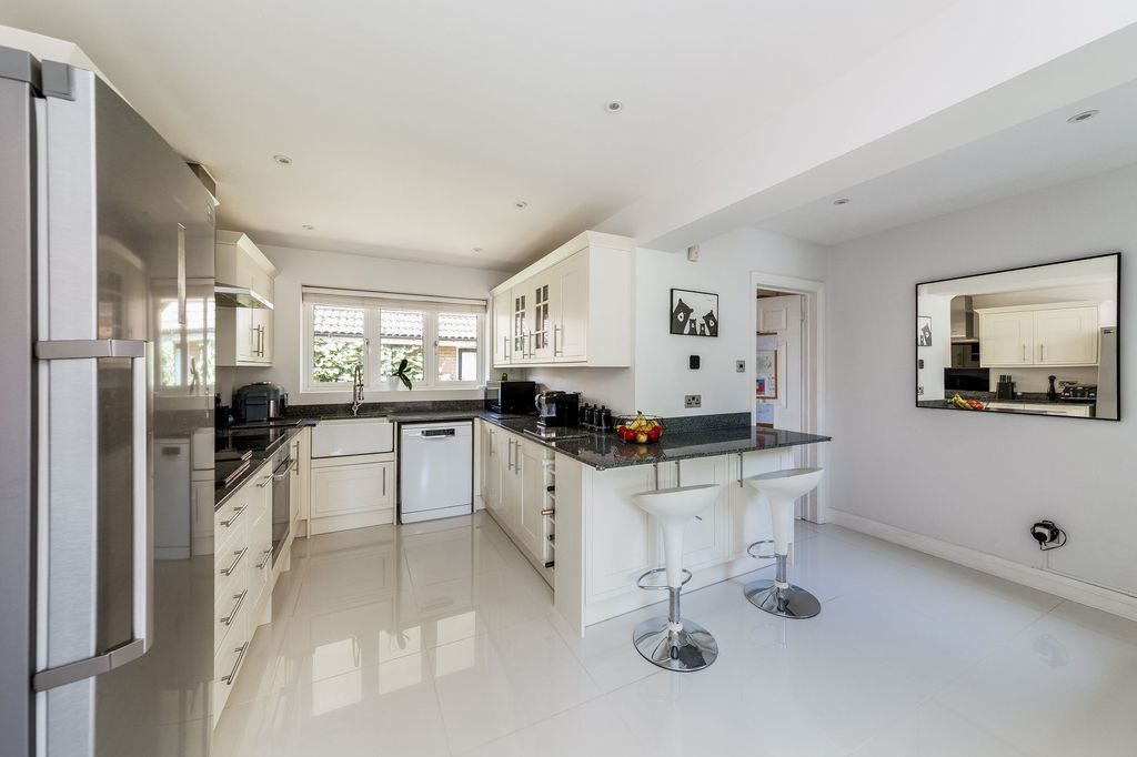 Property photo 2 of 34