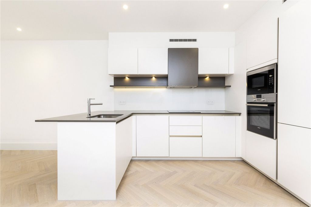 Property photo 3 of 21 Kitchen