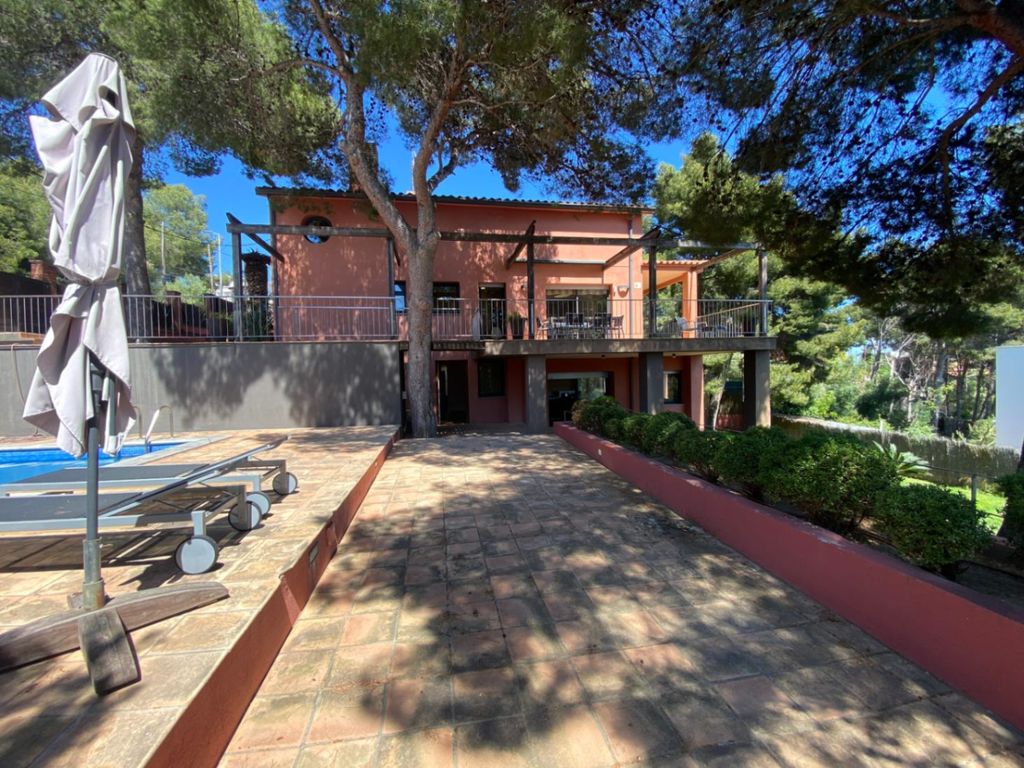 Property photo 2 of 57